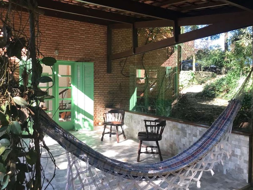 OPORTUNIDADE! Arquitetura autoral com forte pegada ecológica! ÚNICA e ESPECIAL!