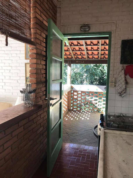 OPORTUNIDADE! Arquitetura autoral com forte pegada ecológica! ÚNICA e ESPECIAL!