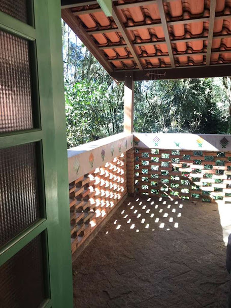 OPORTUNIDADE! Arquitetura autoral com forte pegada ecológica! ÚNICA e ESPECIAL!