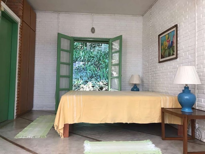 OPORTUNIDADE! Arquitetura autoral com forte pegada ecológica! ÚNICA e ESPECIAL!