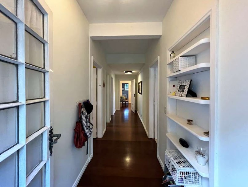  2 casas independentes, porém interligadas! Total de 5 Dormitórios / 3 Suites Piscina e muito jardim!