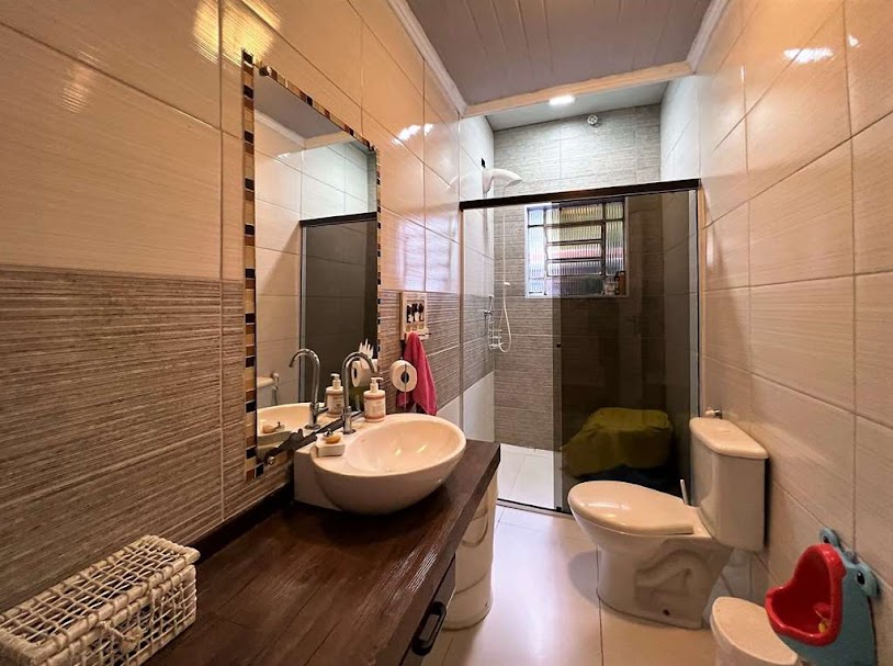  2 casas independentes, porém interligadas! Total de 5 Dormitórios / 3 Suites Piscina e muito jardim!
