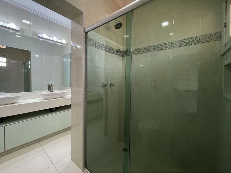 TÉRREA, gourmet, muito jardim! Piscina, quadra, sauna, estúdio de música!...