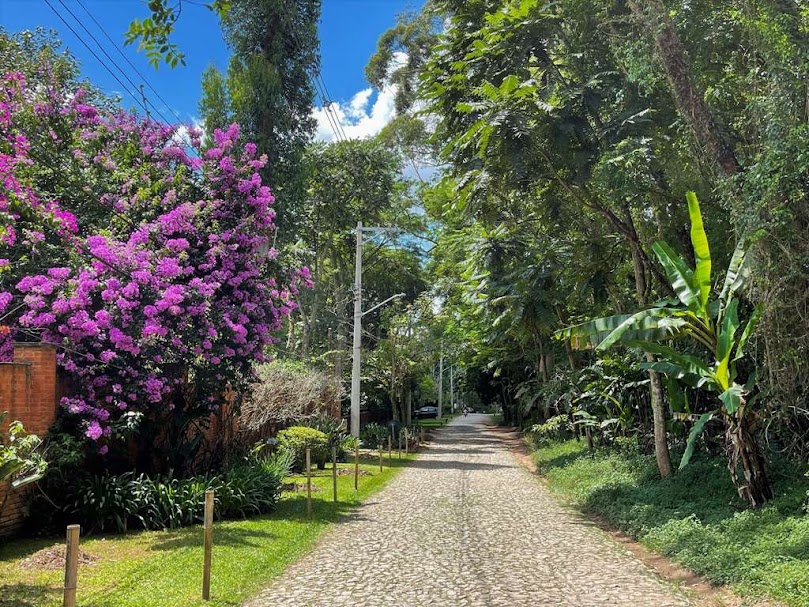 3 Suites, Contemporânea e despojada! Uma casa ÚNICA e exclusiva em condominio de apenas 5 casas em 12 mil m² de Mata Atlântica!...