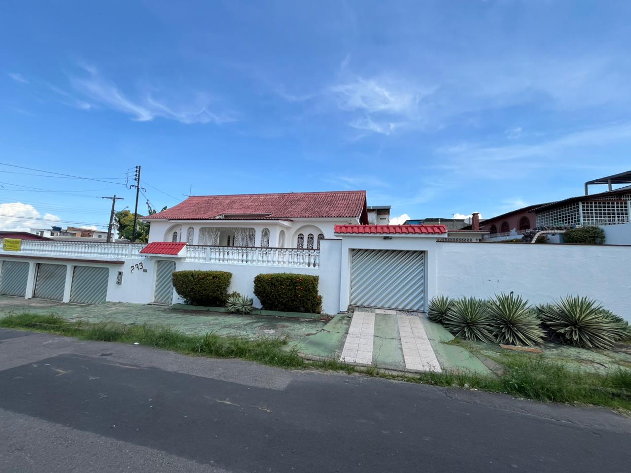 Vendo Ampla Casa de Esquina - Japiim