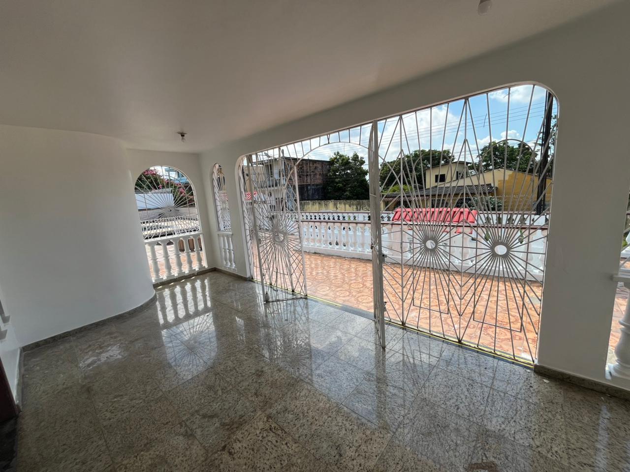 Vendo Ampla Casa de Esquina - Japiim
