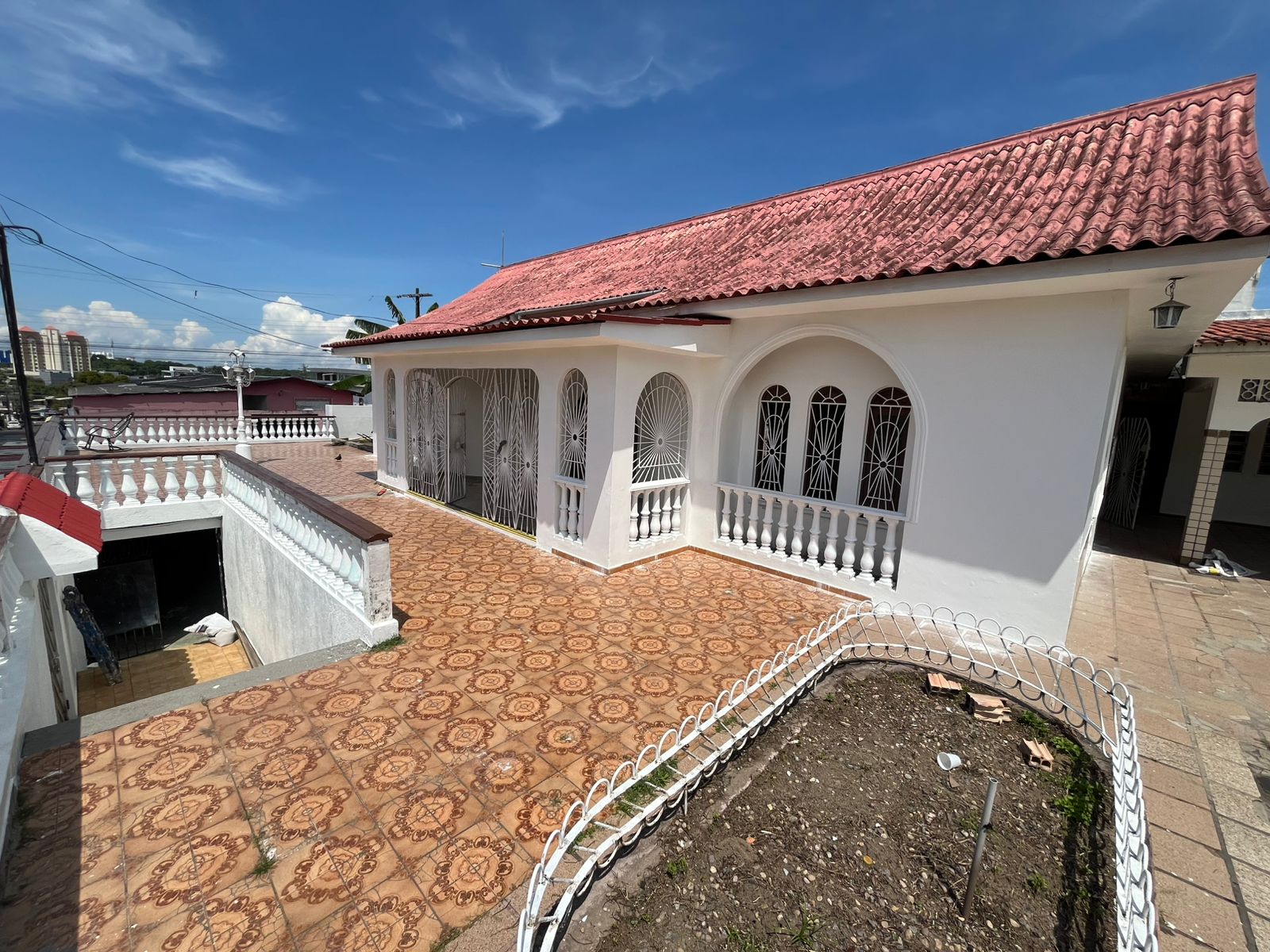 Vendo Ampla Casa de Esquina - Japiim