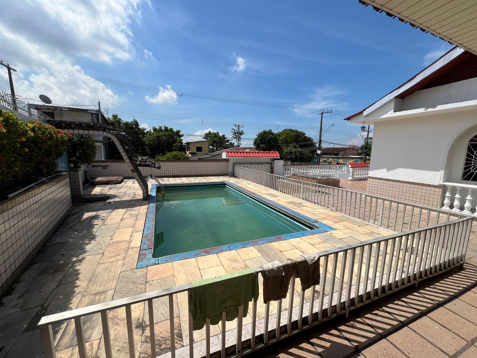 Vendo Ampla Casa de Esquina - Japiim