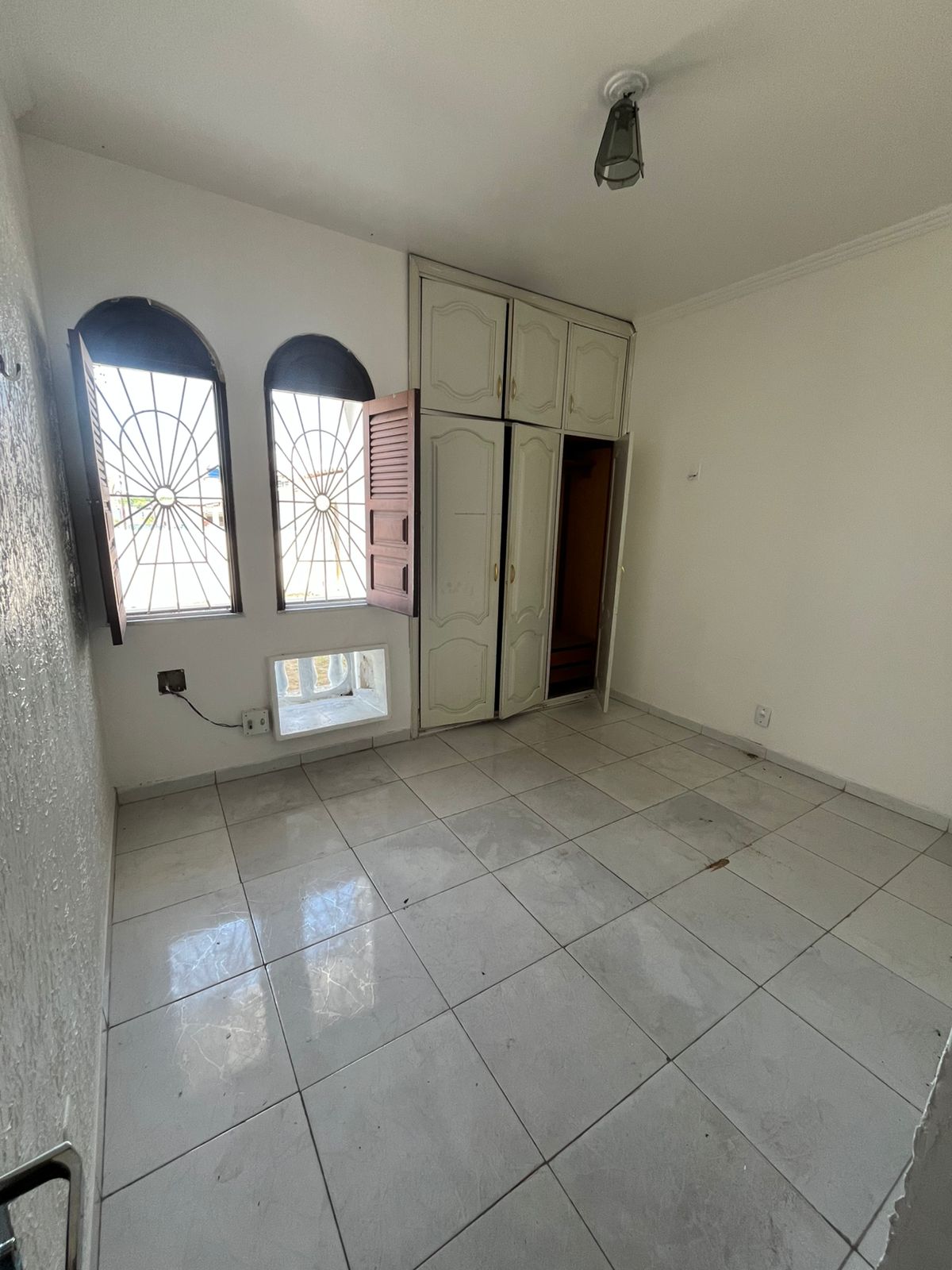 Vendo Ampla Casa de Esquina - Japiim