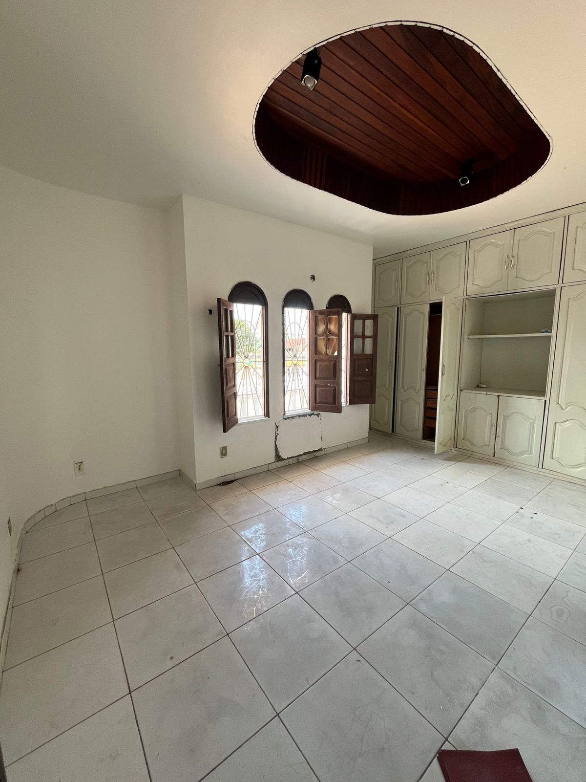 Vendo Ampla Casa de Esquina - Japiim
