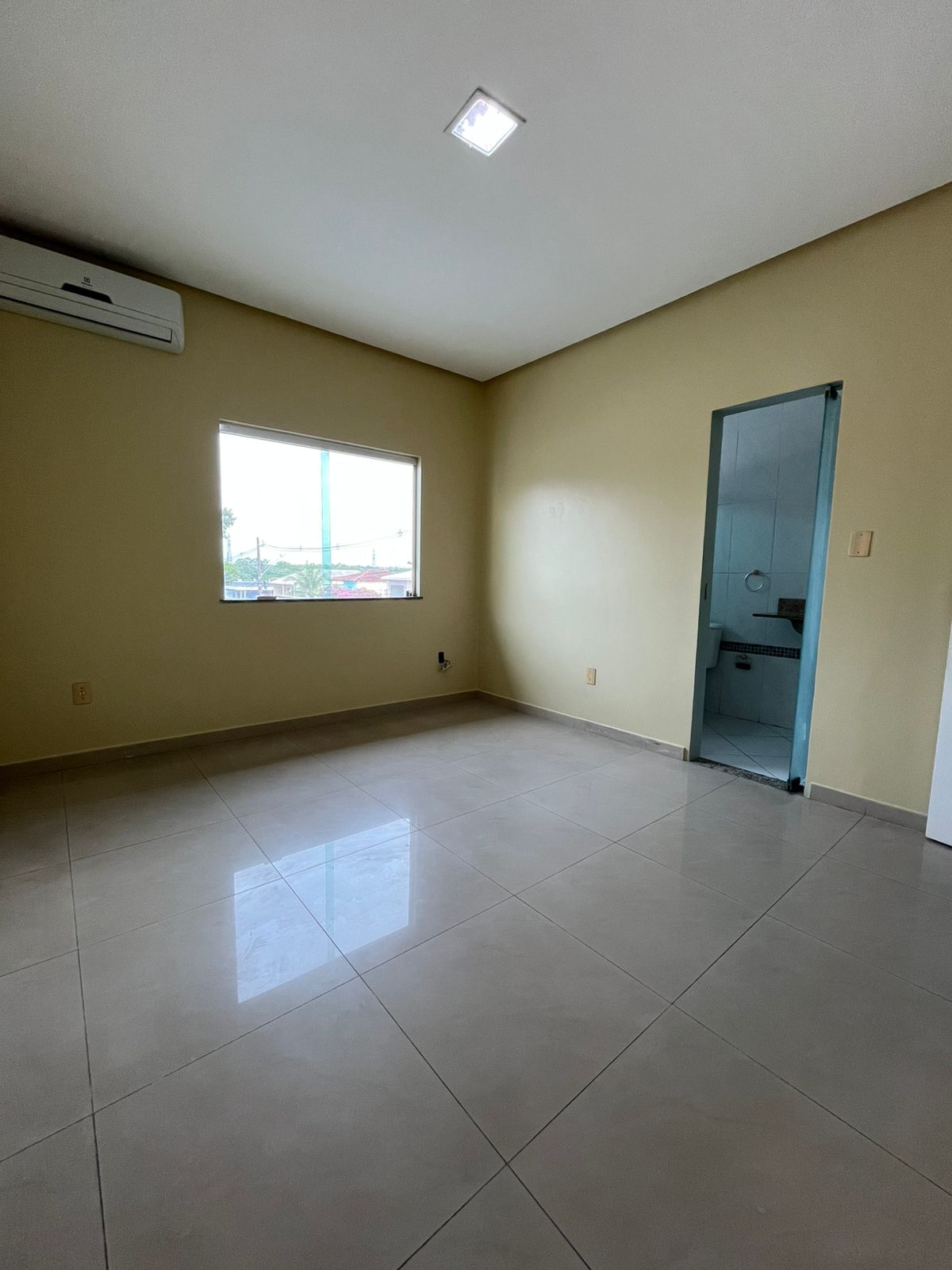 Vendo Casa Duplex de Esquina com Piscina com 6 quartos
