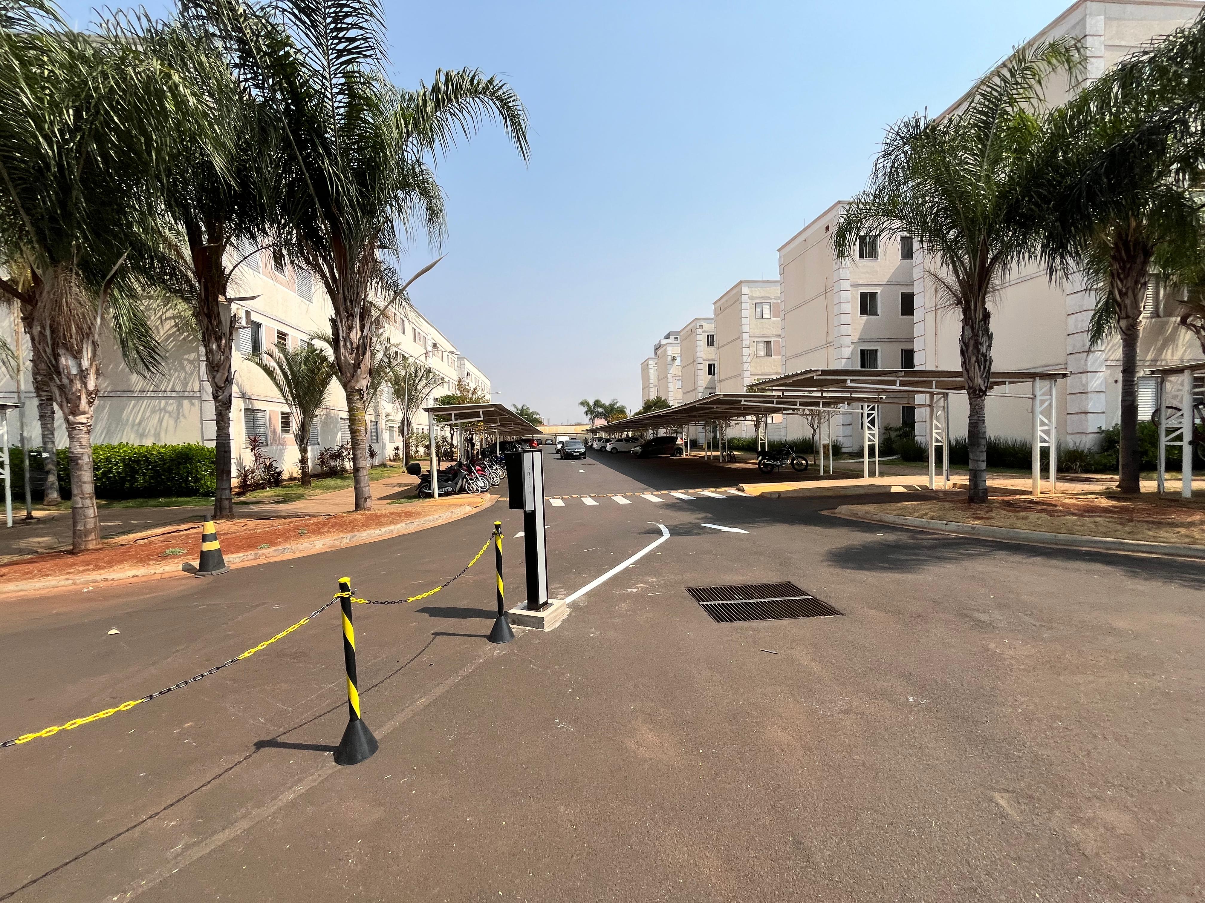Condomínio Parque das Roseiras, apto térreo, 2 dormitórios, sala, cozinha e banheiro