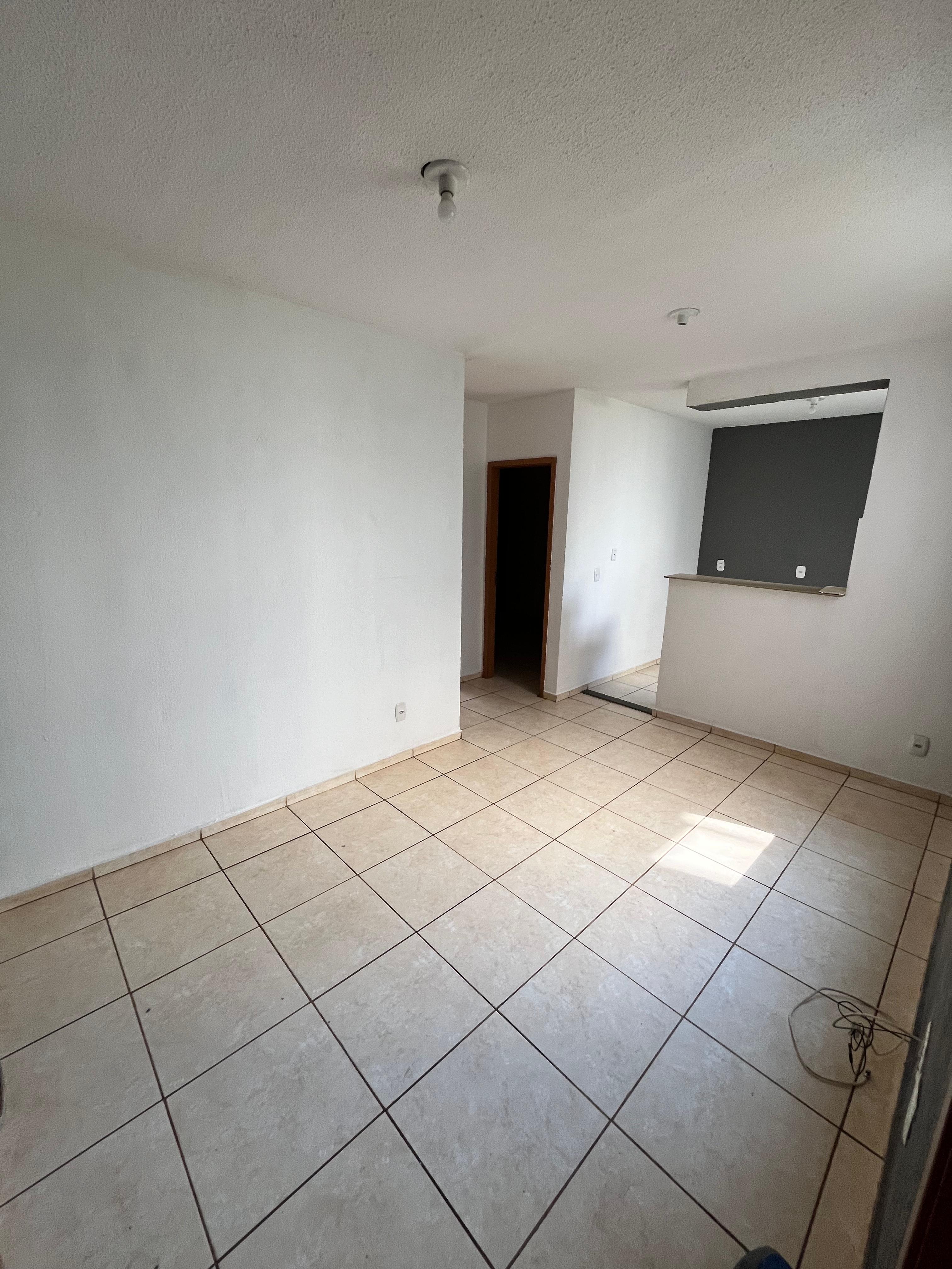 Condomínio Parque das Roseiras, apto térreo, 2 dormitórios, sala, cozinha e banheiro