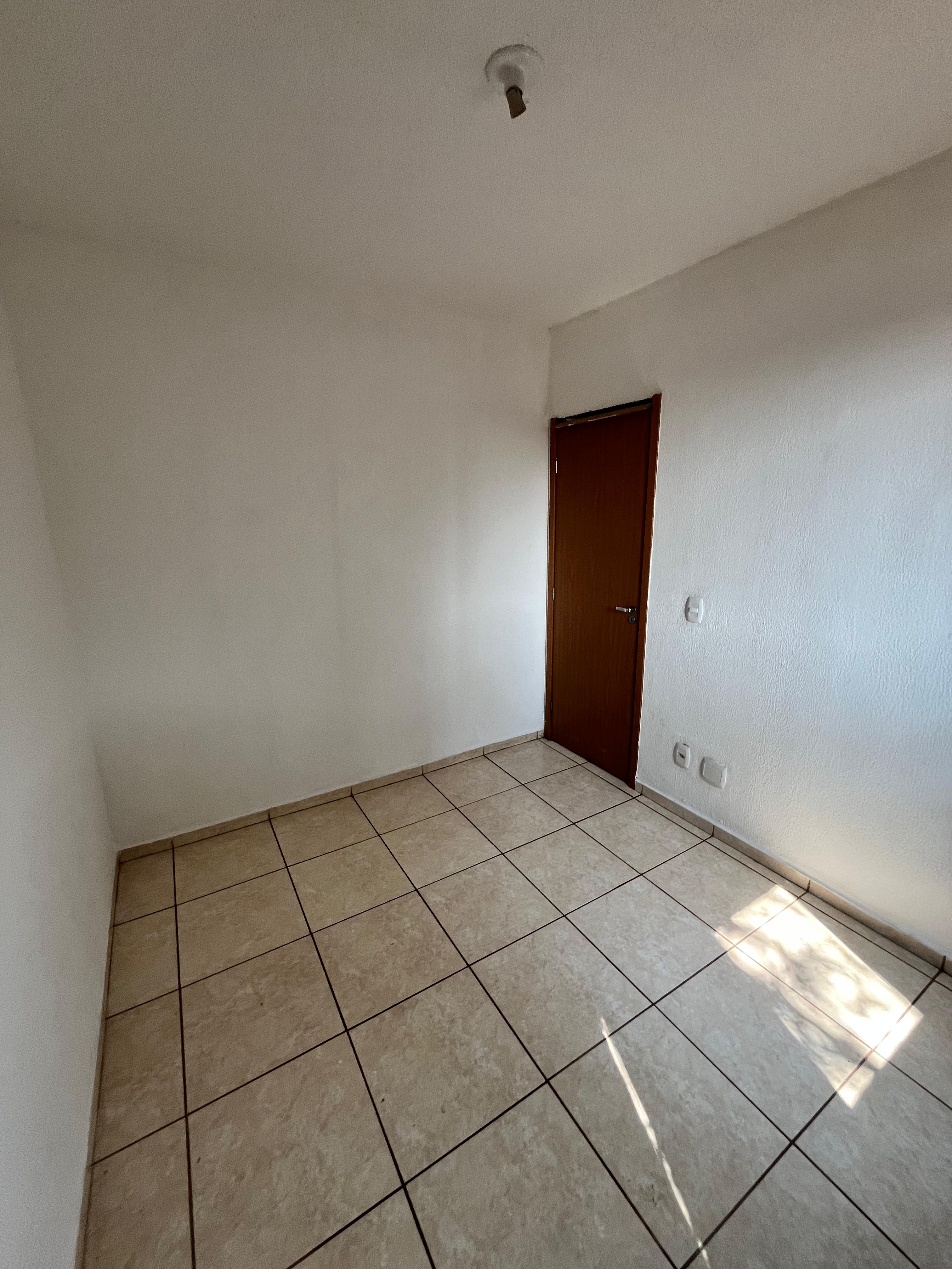 Condomínio Parque das Roseiras, apto térreo, 2 dormitórios, sala, cozinha e banheiro