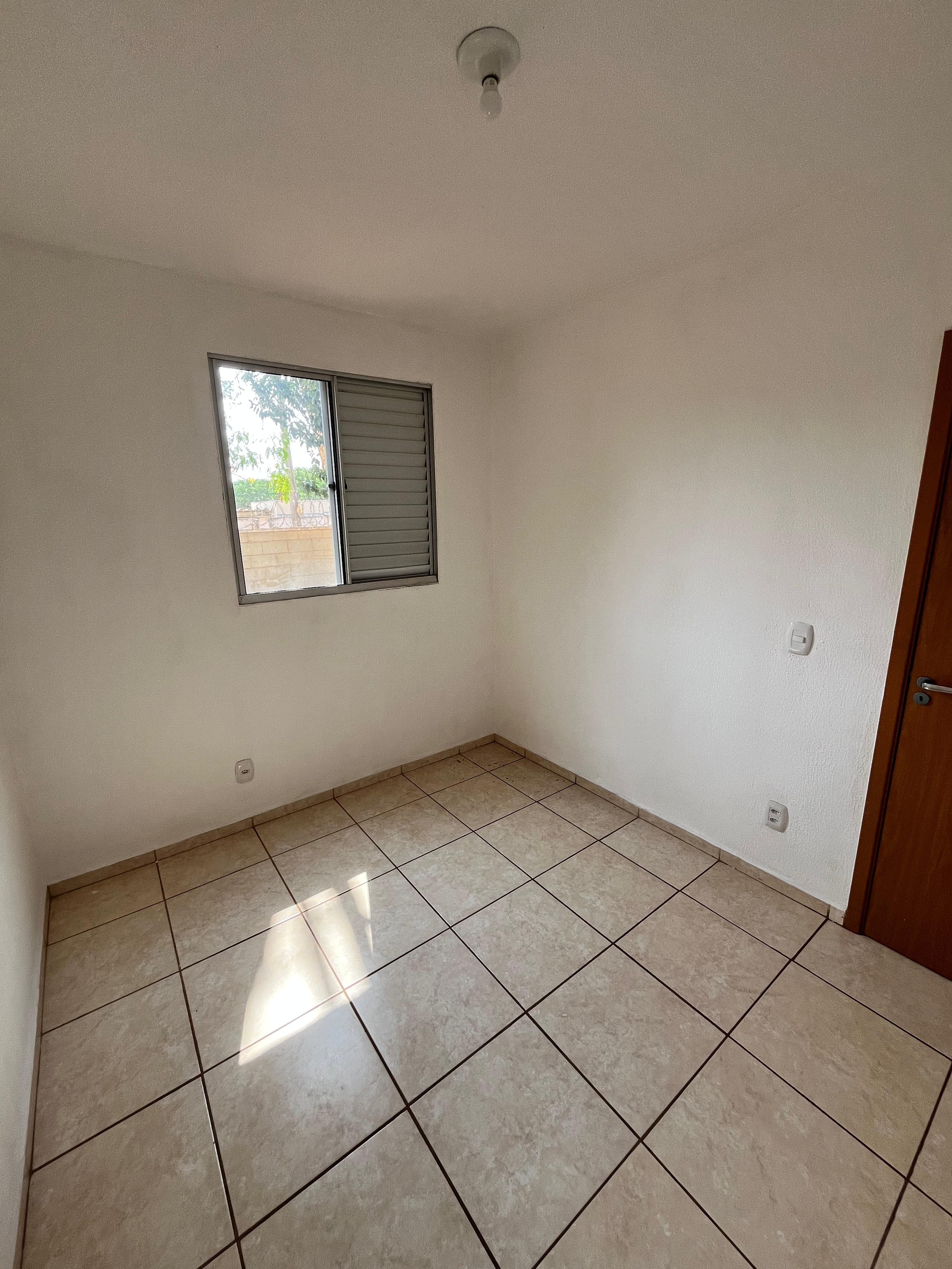 Condomínio Parque das Roseiras, apto térreo, 2 dormitórios, sala, cozinha e banheiro