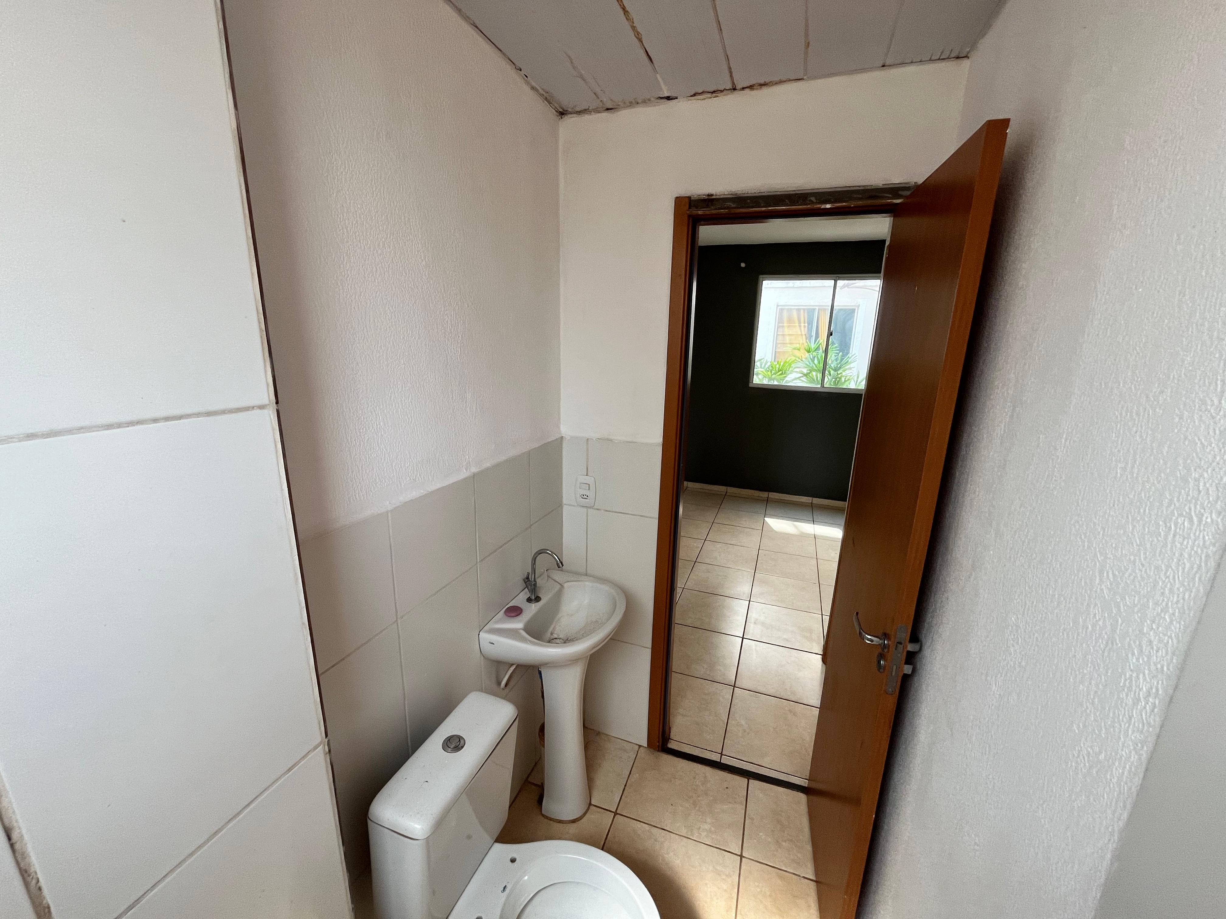 Condomínio Parque das Roseiras, apto térreo, 2 dormitórios, sala, cozinha e banheiro