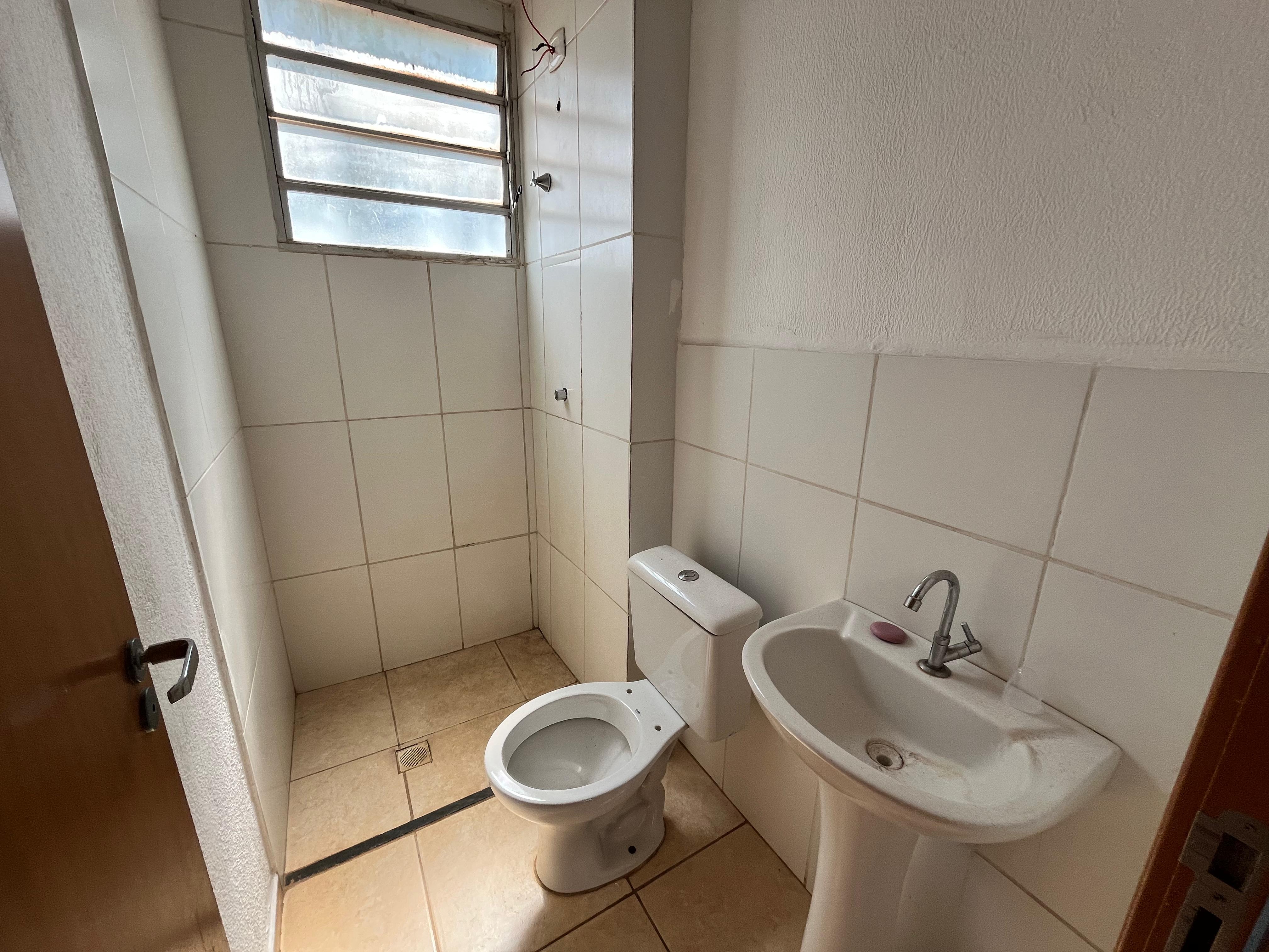 Condomínio Parque das Roseiras, apto térreo, 2 dormitórios, sala, cozinha e banheiro