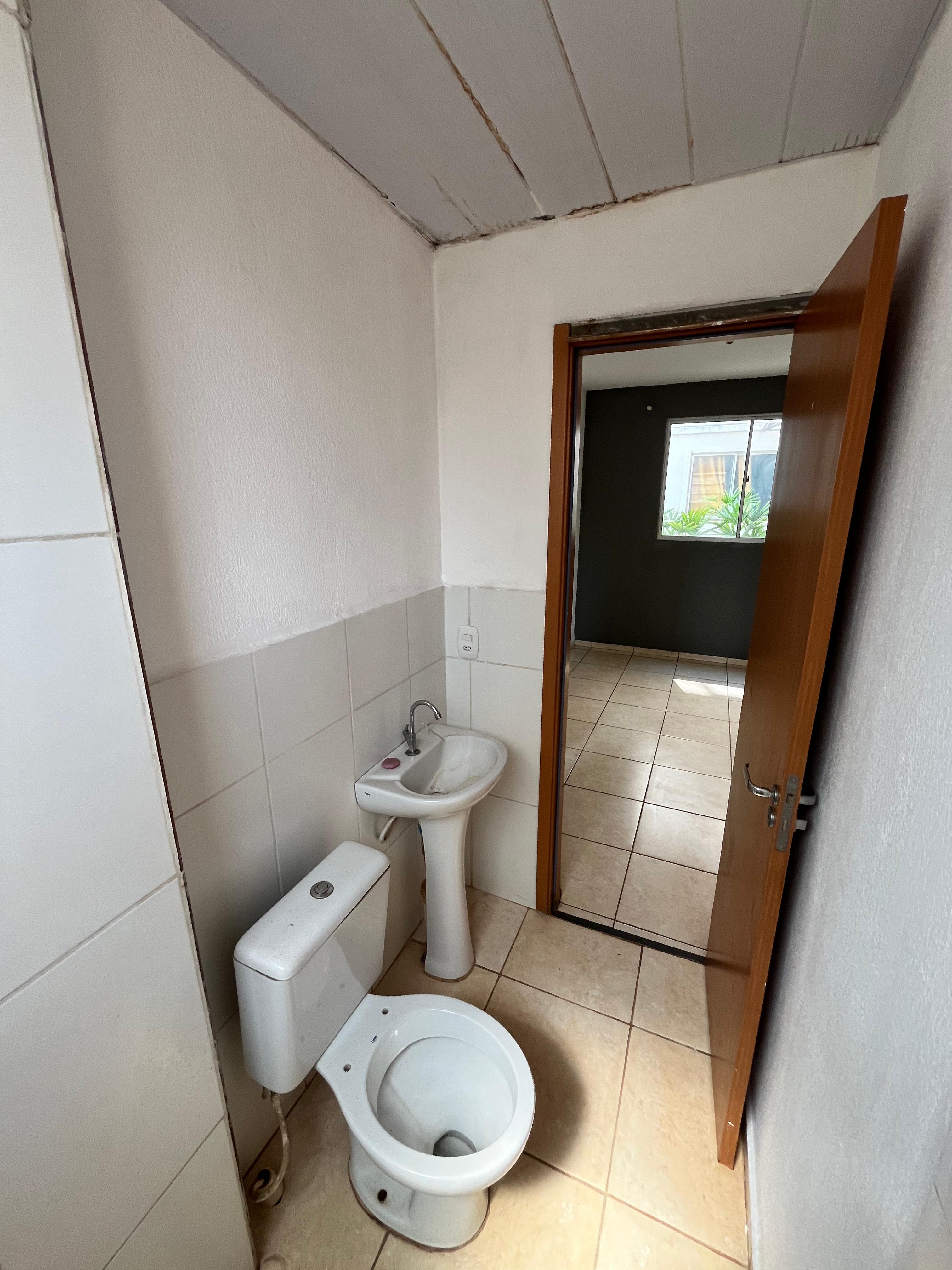 Condomínio Parque das Roseiras, apto térreo, 2 dormitórios, sala, cozinha e banheiro