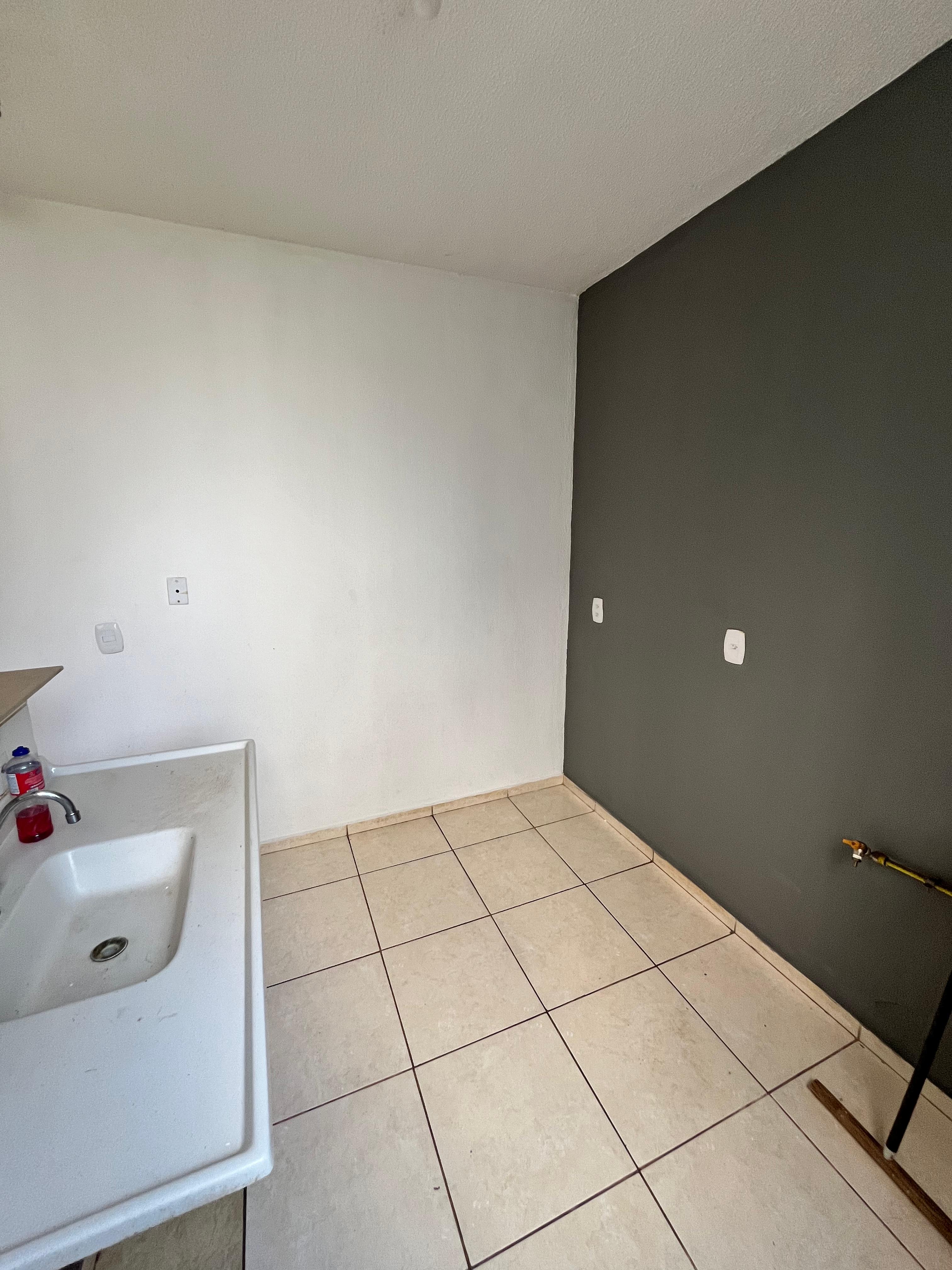 Condomínio Parque das Roseiras, apto térreo, 2 dormitórios, sala, cozinha e banheiro