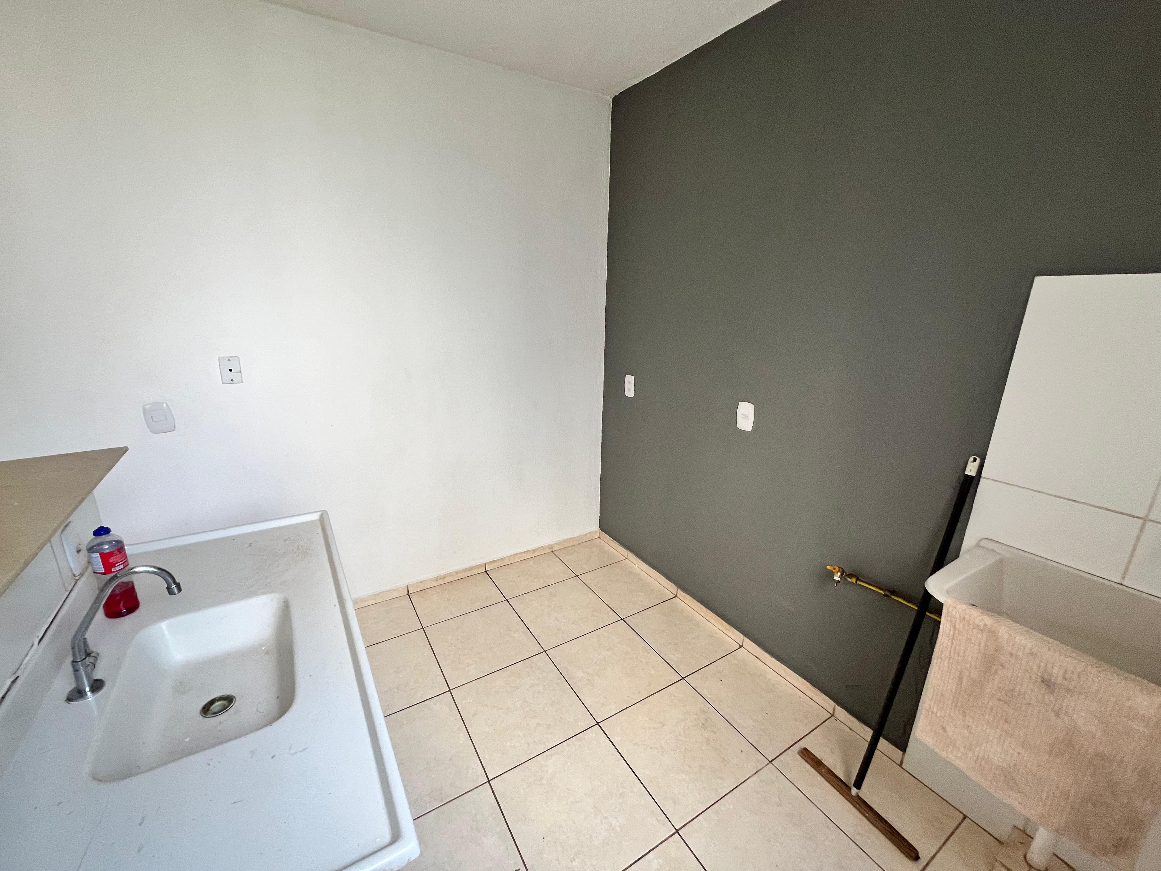 Condomínio Parque das Roseiras, apto térreo, 2 dormitórios, sala, cozinha e banheiro