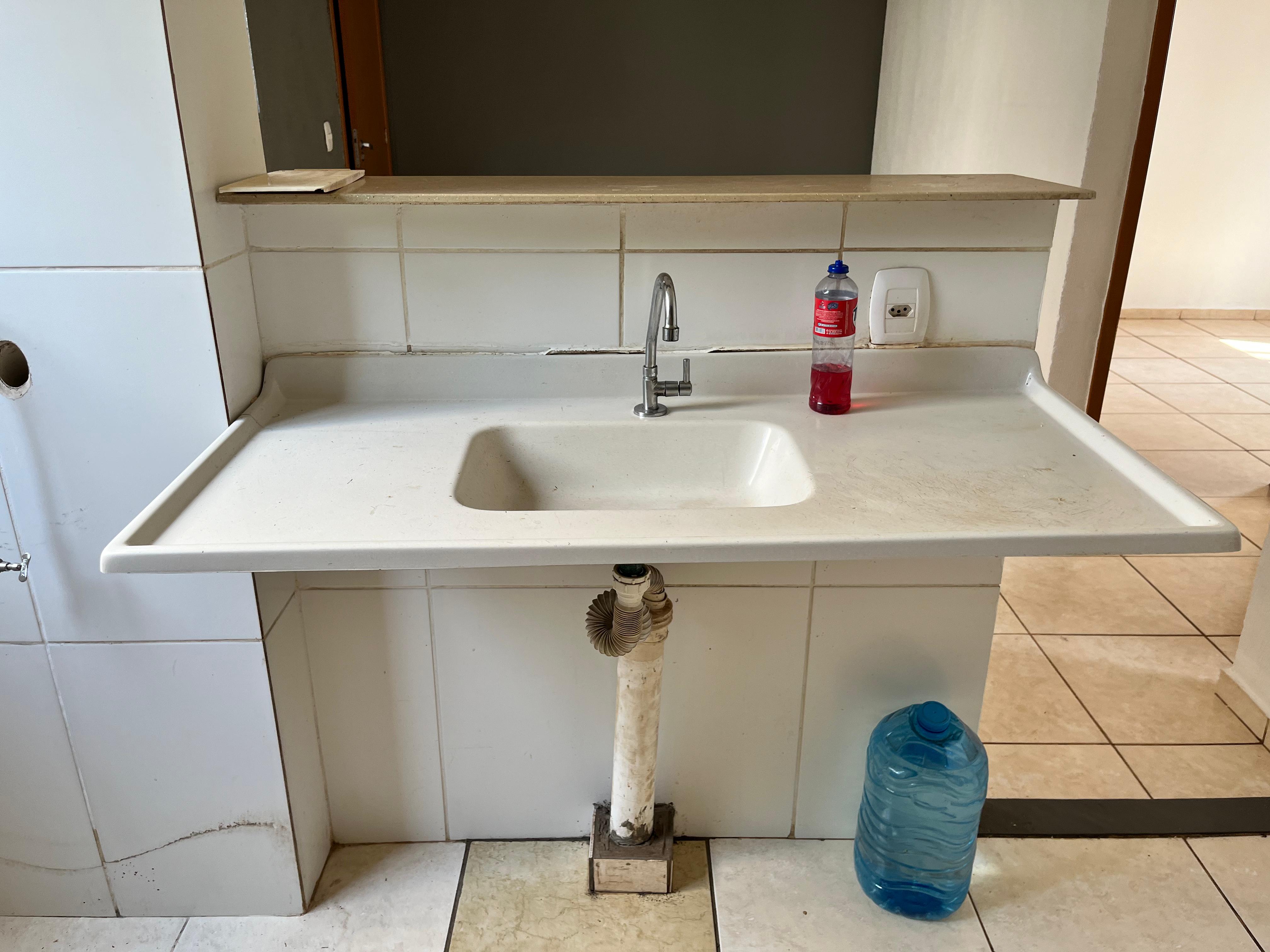 Condomínio Parque das Roseiras, apto térreo, 2 dormitórios, sala, cozinha e banheiro