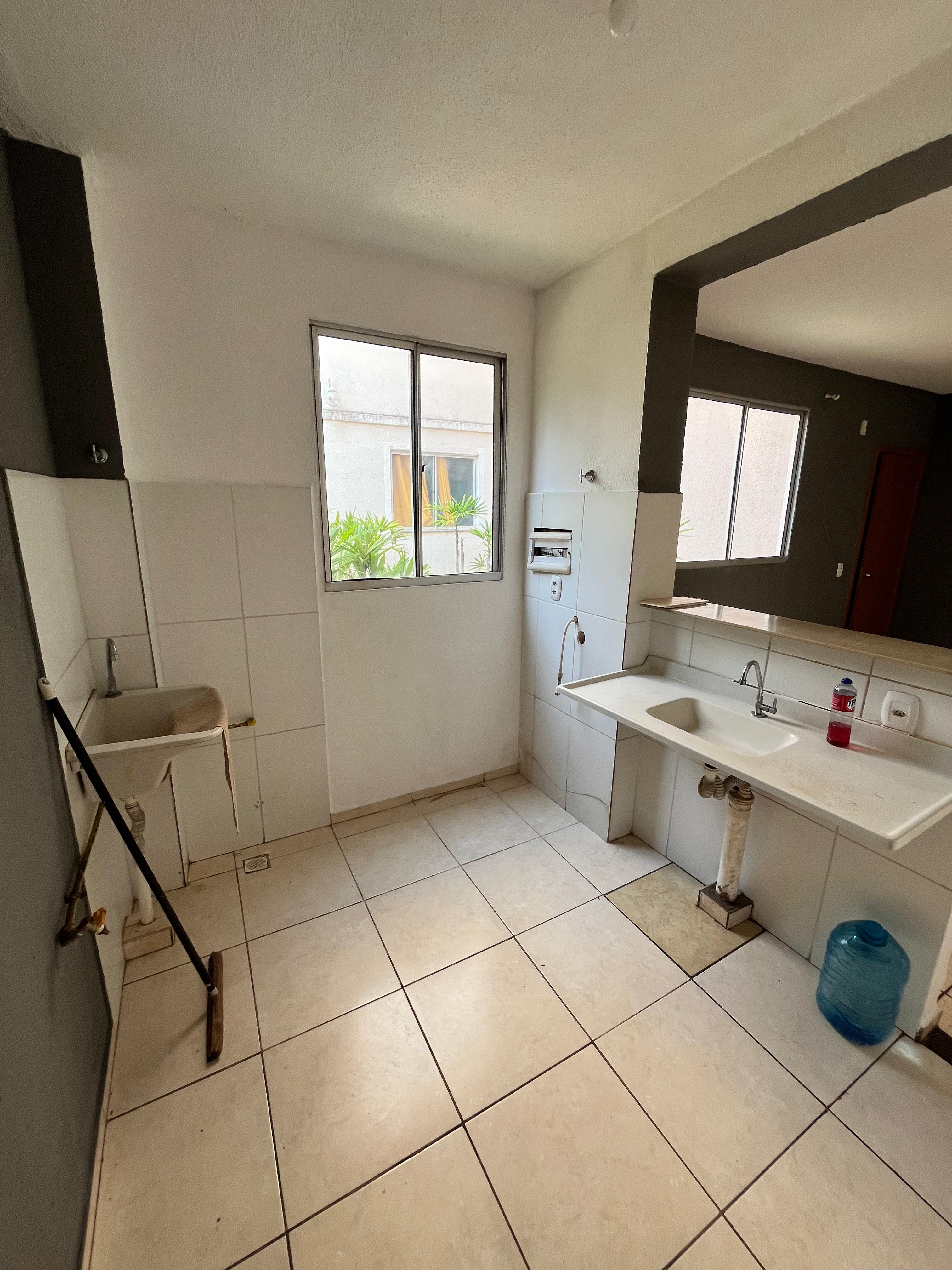 Condomínio Parque das Roseiras, apto térreo, 2 dormitórios, sala, cozinha e banheiro