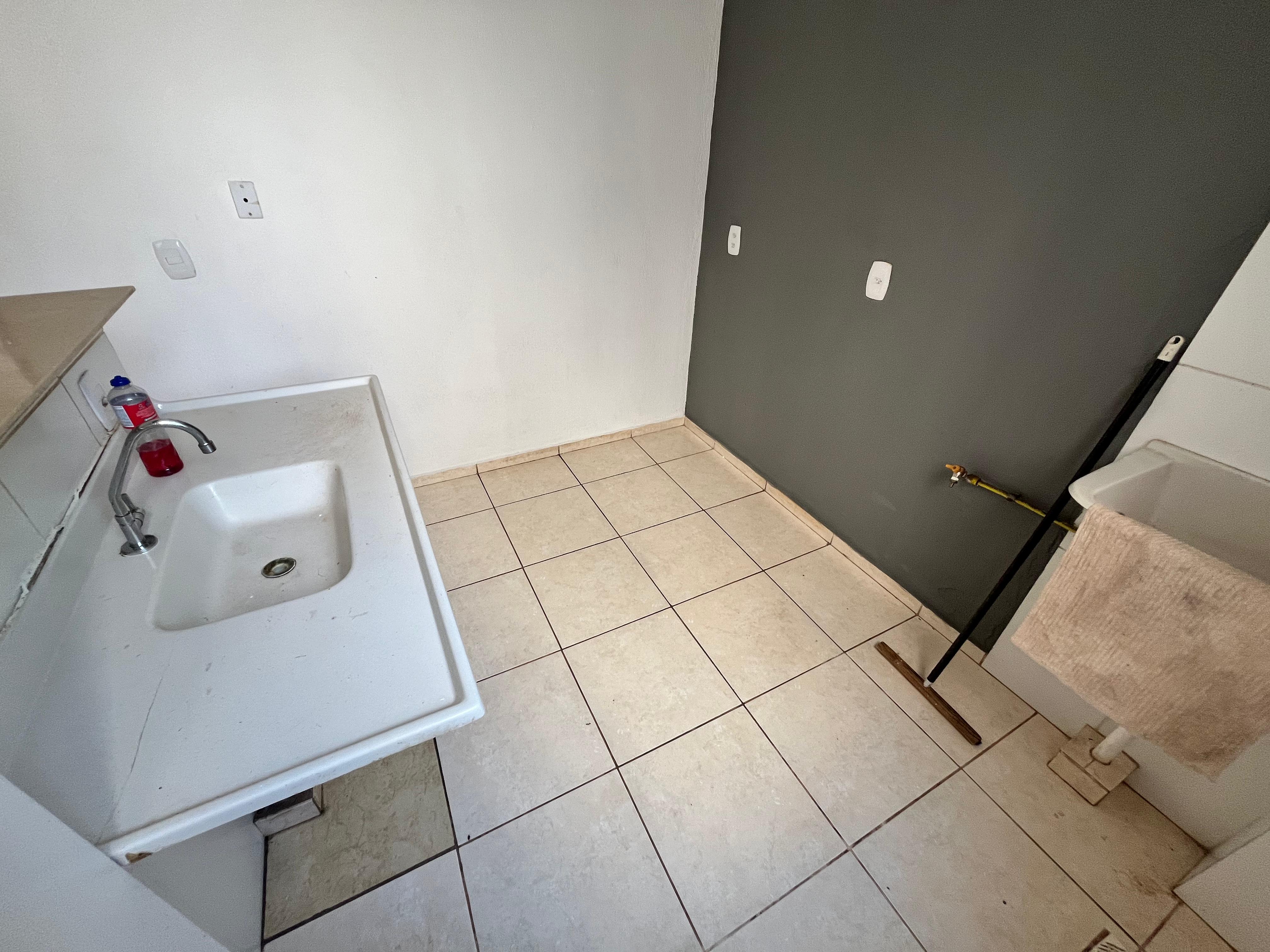Condomínio Parque das Roseiras, apto térreo, 2 dormitórios, sala, cozinha e banheiro