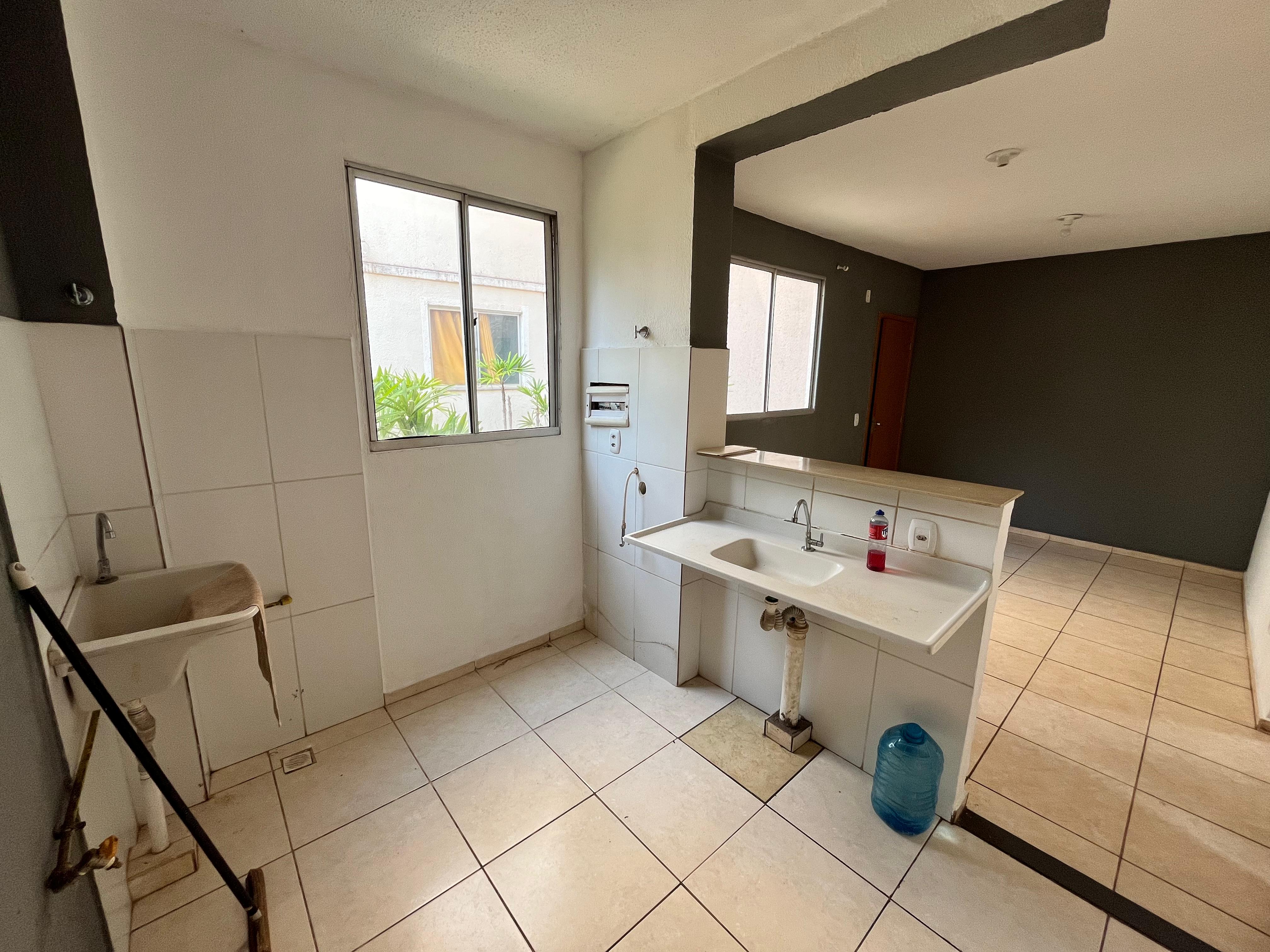 Condomínio Parque das Roseiras, apto térreo, 2 dormitórios, sala, cozinha e banheiro