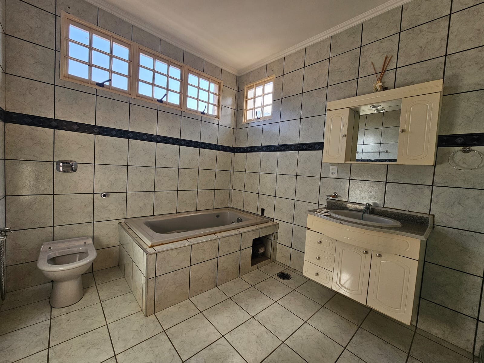 Casa à venda, 03 dormitórios sendo 01 suíte, 210m², Condomínio Vila Real, Bonfim Paulista - SP
