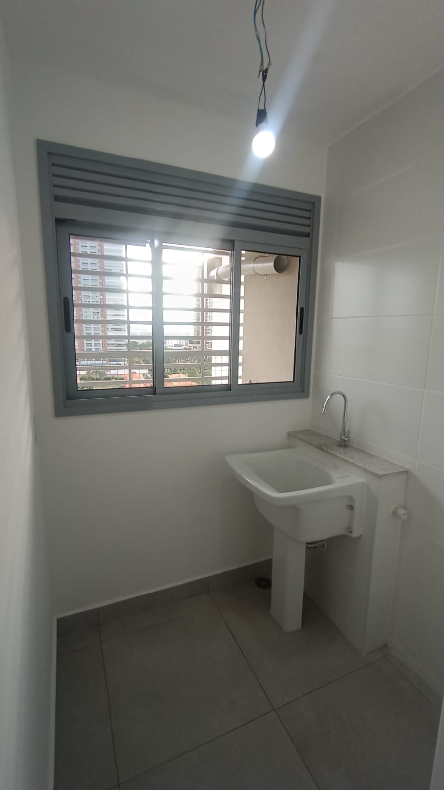 Apartamento de 100m² no Jardim Botânico com vista livre e área de lazer completa por R$ 900 mil!