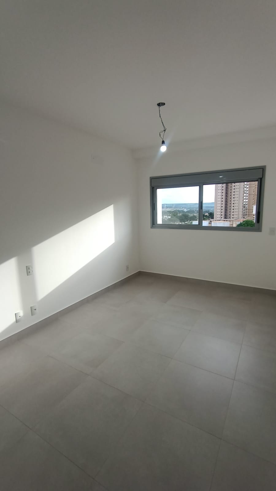 Apartamento de 100m² no Jardim Botânico com vista livre e área de lazer completa por R$ 900 mil!