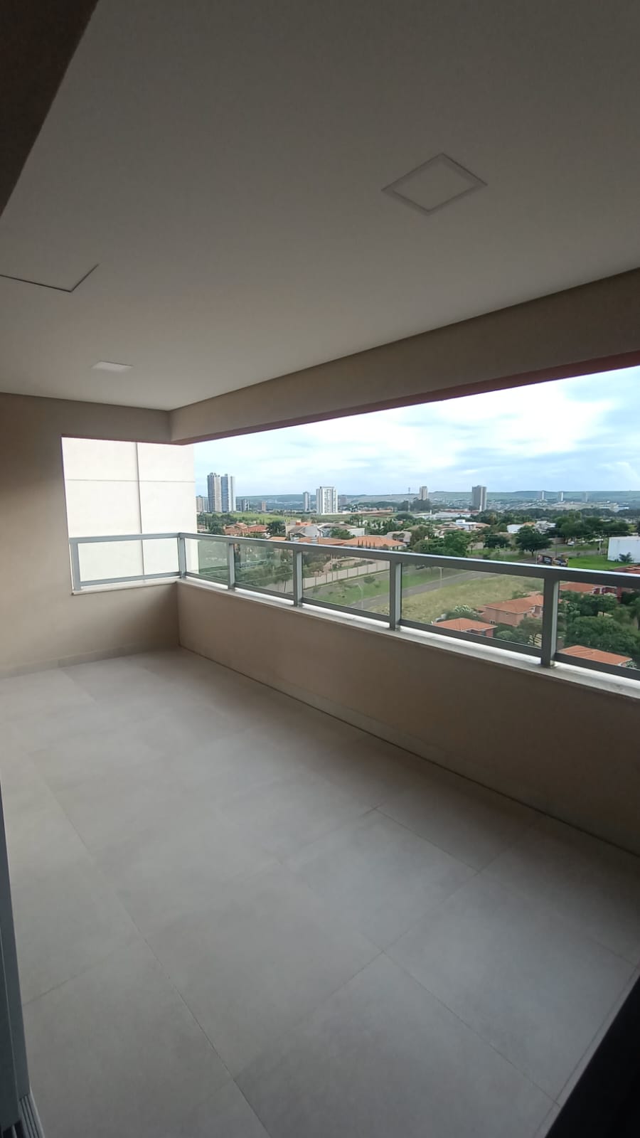 Apartamento de 100m² no Jardim Botânico com vista livre e área de lazer completa por R$ 900 mil!