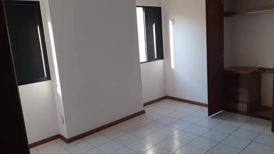 Amplo apartamento 140m², 4 dormitórios, suíte, 2 vagas paralelas, com elevador no Parque Bandeirantes por R$ 370 mil!