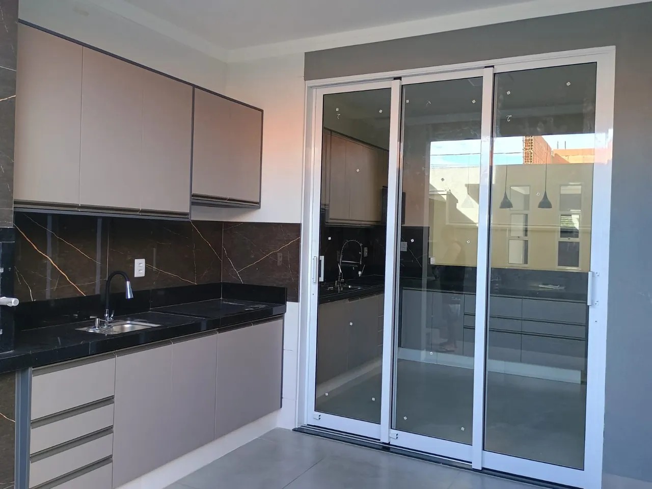 Casa Moderna no Jardim Santa Cecília com 3 Quartos, sendo 2 suítes, com armários planejados e Área Gourmet por R$ 660 Mil!