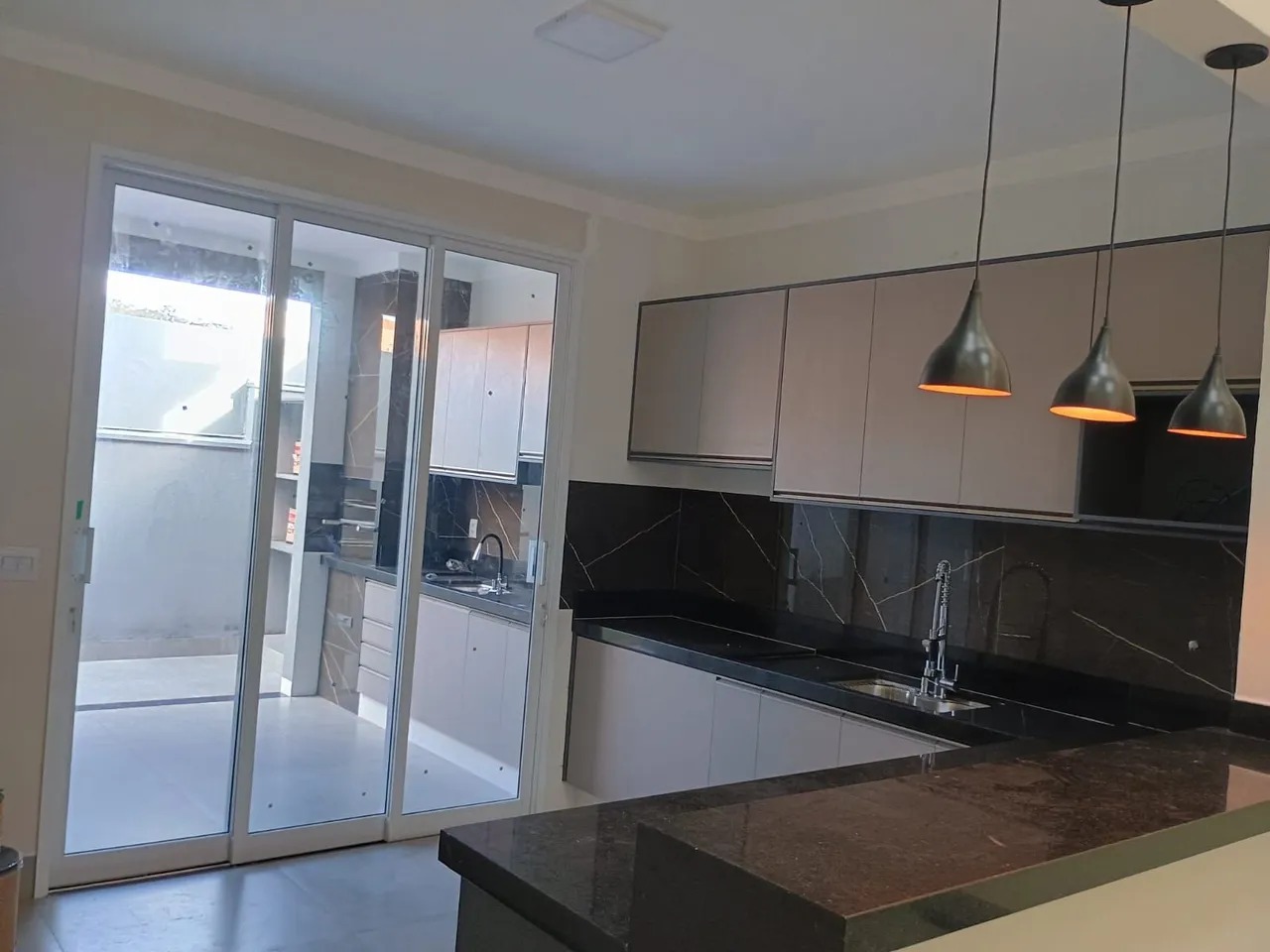 Casa Moderna no Jardim Santa Cecília com 3 Quartos, sendo 2 suítes, com armários planejados e Área Gourmet por R$ 660 Mil!