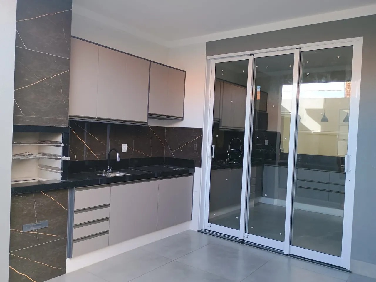 Casa Moderna no Jardim Santa Cecília com 3 Quartos, sendo 2 suítes, com armários planejados e Área Gourmet por R$ 660 Mil!