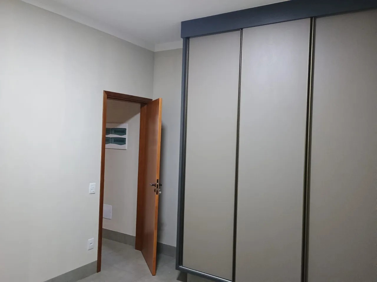 Casa Moderna no Jardim Santa Cecília com 3 Quartos, sendo 2 suítes, com armários planejados e Área Gourmet por R$ 660 Mil!