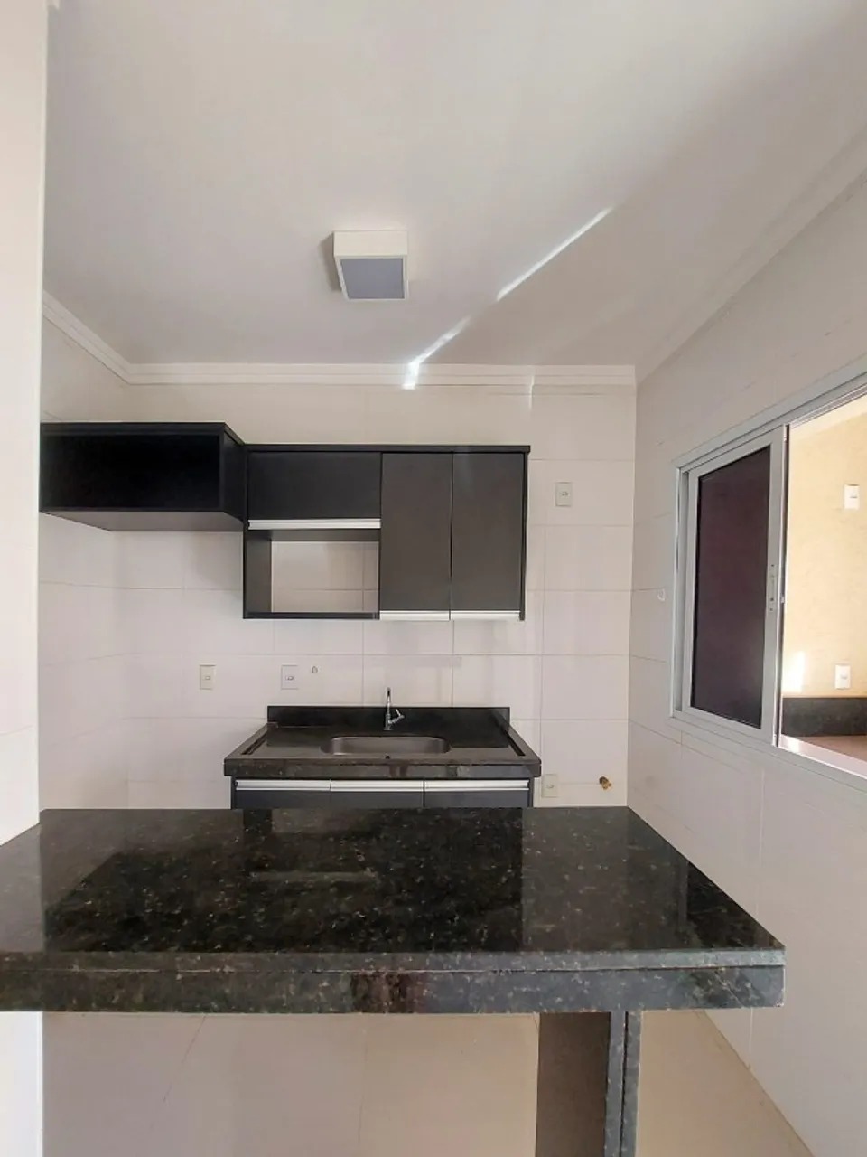 Apto Nova Aliança, 1 dorm, prédio com Elevador, sacada, ar cond. R$ 257mil