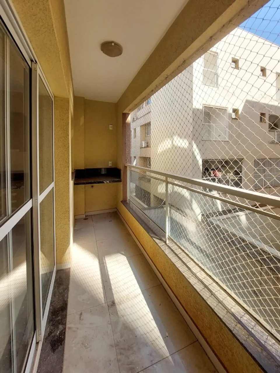 Apto Nova Aliança, 1 dorm, prédio com Elevador, sacada, ar cond. R$ 257mil