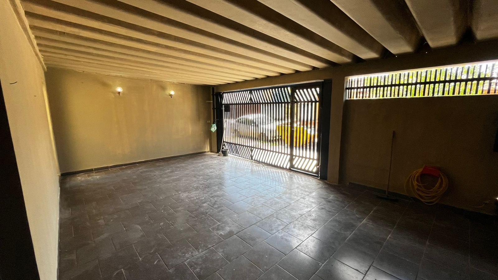 Casa à Venda no Parque Anhanguera – 3 Quartos e 2 Vagas