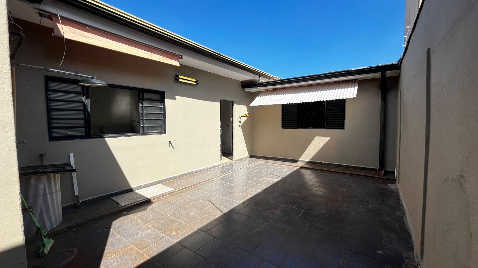Casa à Venda no Parque Anhanguera – 3 Quartos e 2 Vagas