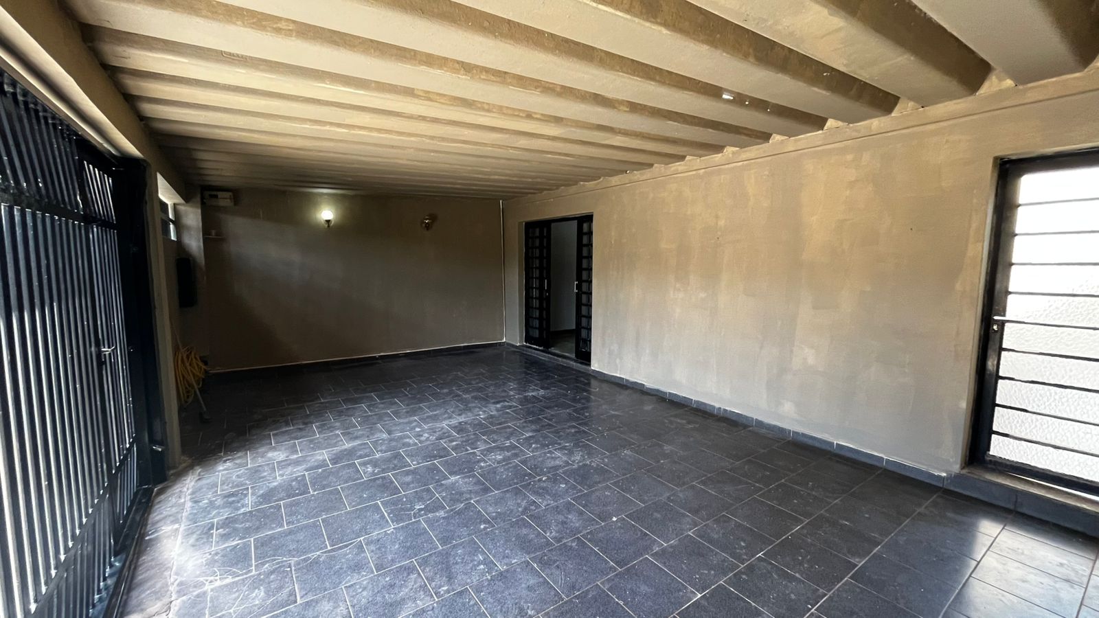 Casa à Venda no Parque Anhanguera – 3 Quartos e 2 Vagas