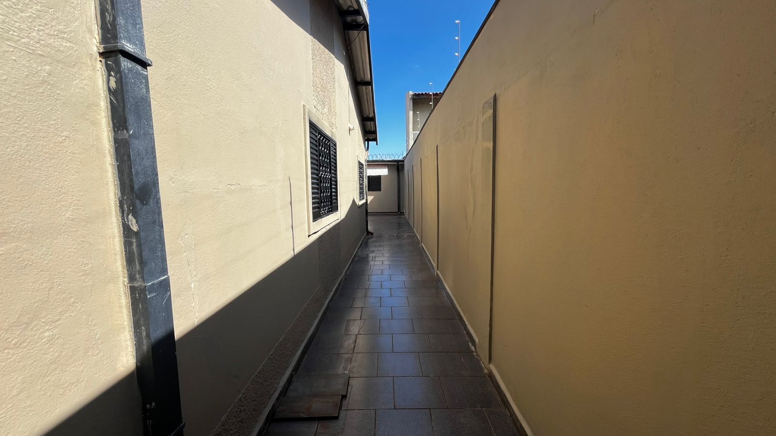 Casa à Venda no Parque Anhanguera – 3 Quartos e 2 Vagas