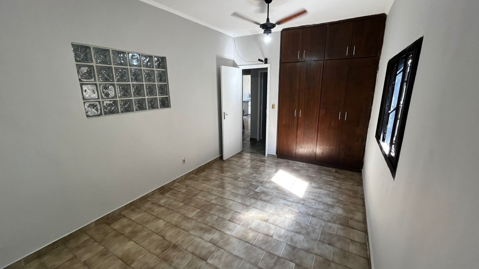 Casa à Venda no Parque Anhanguera – 3 Quartos e 2 Vagas