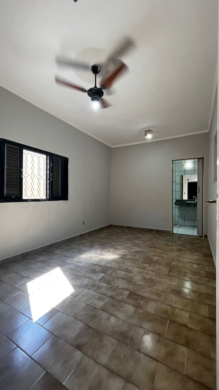 Casa à Venda no Parque Anhanguera – 3 Quartos e 2 Vagas