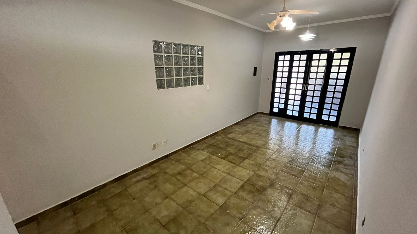 Casa à Venda no Parque Anhanguera – 3 Quartos e 2 Vagas