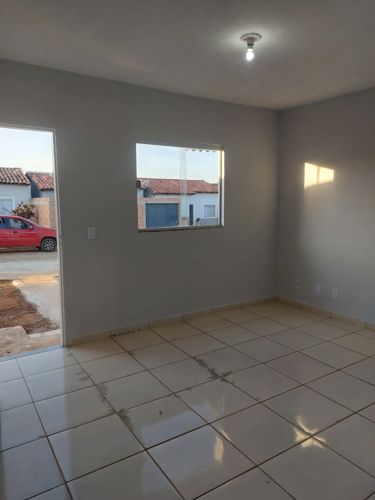 Casa à Venda em Luziânia – 2 Quartos, 2 Vagas, Aceitando financiamento
