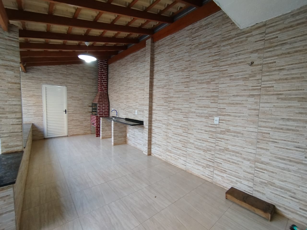 Vende-se casa  com três quartos.