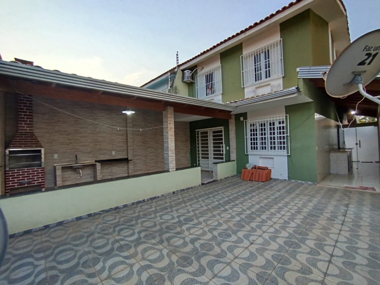 Vende-se casa  com três quartos.