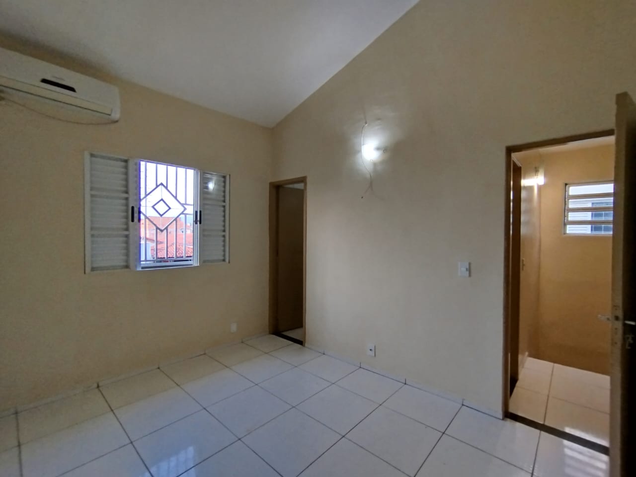 Vende-se casa  com três quartos.